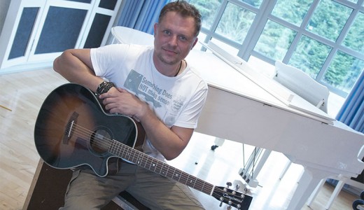 Michael Kratz uses Tanglewood acoustic guitars